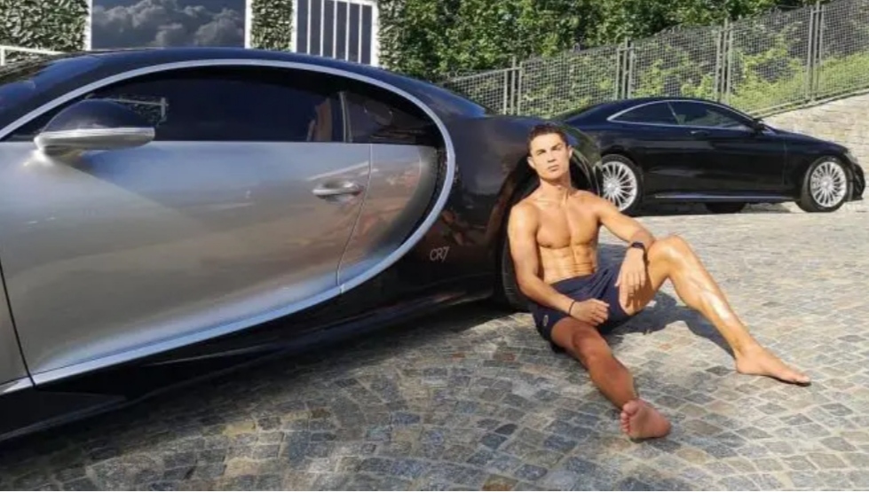 الحارس الشخصي للنجم رونالدو يحطم سيارته الفارهة