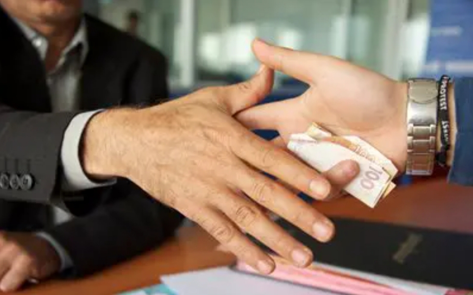 الرقم الاخضر المباشر يواصل الايقاع بالمسؤولين والوسطاء